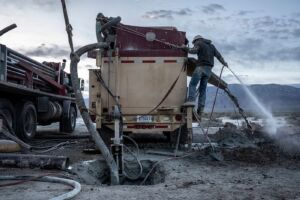US companies are intensively and aggressively seeking out fresh deposits of lithium all over the world, including on its own soil.
A global lithium fever started back in 2016 and hasn't let up.
Luke is a young local driller working for a small family bussines (David Gibson Contractor L.L.C.) at a Railroad valley salar in Nevada. They are drilling a new hole for a “3PL”, a lithium mining company from Canada that has that has been prospecting the area. They have claimed preety much the whole salar, expecting to find big deposits of lithium.
Nevada, USA